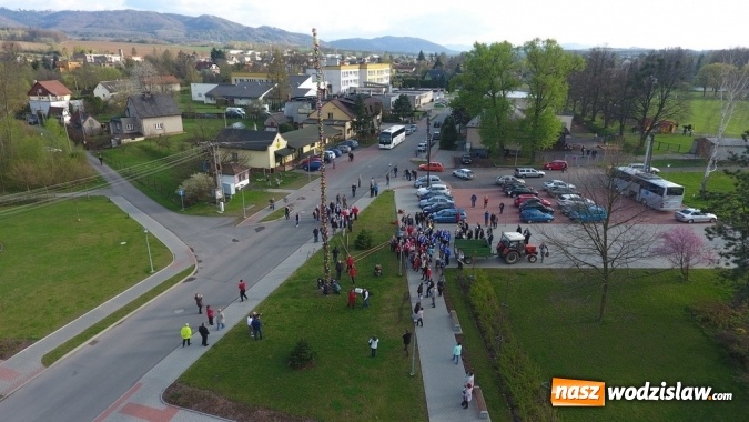 Zdjęcie w galerii na portalu naszwodzislaw.com: Ustawili 22-metrową palmę wielkanocną na festiwalu w partnerskiej gminie Frycovice wiadomości z regionu