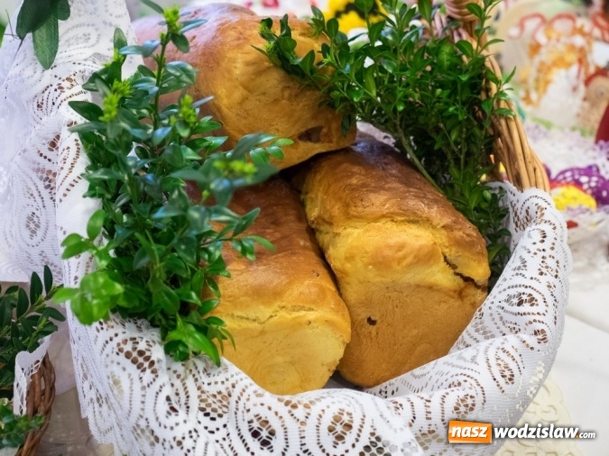 Zdjęcie w galerii na portalu naszwodzislaw.com: Ustawili 22-metrową palmę wielkanocną na festiwalu w partnerskiej gminie Frycovice wiadomości z regionu