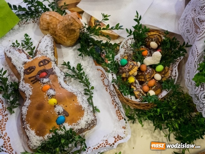 Zdjęcie w galerii na portalu naszwodzislaw.com: Ustawili 22-metrową palmę wielkanocną na festiwalu w partnerskiej gminie Frycovice wiadomości z regionu