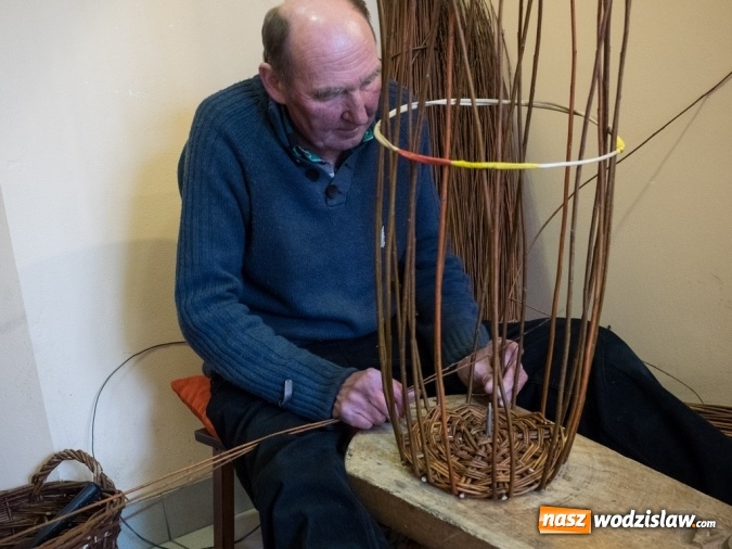 Zdjęcie w galerii na portalu naszwodzislaw.com: Ustawili 22-metrową palmę wielkanocną na festiwalu w partnerskiej gminie Frycovice wiadomości z regionu