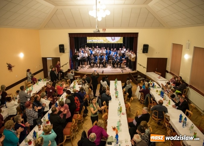 Zdjęcie w galerii na portalu naszwodzislaw.com: Ustawili 22-metrową palmę wielkanocną na festiwalu w partnerskiej gminie Frycovice wiadomości z regionu