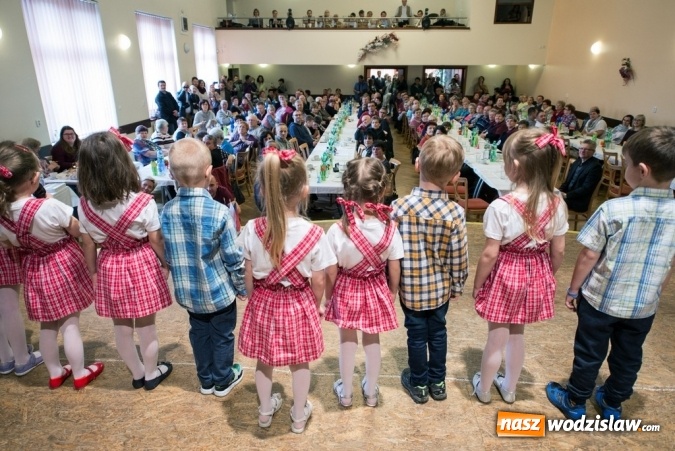 Zdjęcie w galerii na portalu naszwodzislaw.com: Ustawili 22-metrową palmę wielkanocną na festiwalu w partnerskiej gminie Frycovice wiadomości z regionu