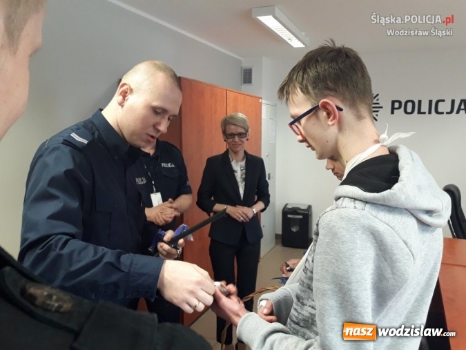 Zdjęcie w galerii na portalu naszwodzislaw.com: Wielkanocne spotkanie policjant&oacute;w z wychowankami Domu Dziecka w Gorzyczkach wiadomości z regionu
