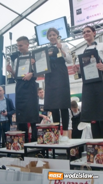 Zdjęcie w galerii na portalu naszwodzislaw.com: Robert Sowa wyróżnił uczennicę z wodzisławskiego Ekonomika. Klaudia Kiełkowska z tytułem 