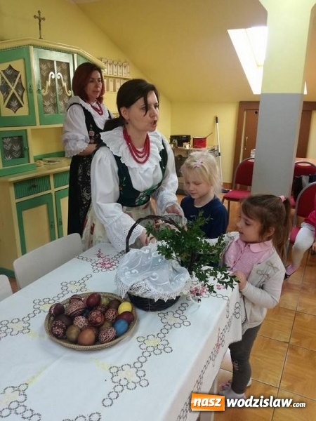 Zdjęcie w galerii na portalu naszwodzislaw.com: Przedszkolaki z Połomi uczyły się w Osinach wielkanocnych tradycji wiadomości z regionu