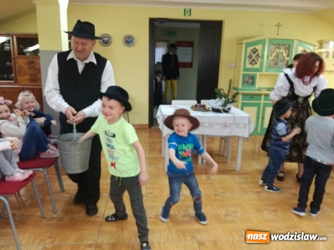 Zdjęcie w galerii na portalu naszwodzislaw.com: Przedszkolaki z Połomi uczyły się w Osinach wielkanocnych tradycji wiadomości z regionu