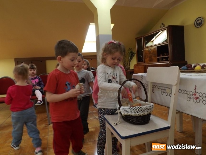 Zdjęcie w galerii na portalu naszwodzislaw.com: Przedszkolaki z Połomi uczyły się w Osinach wielkanocnych tradycji wiadomości z regionu