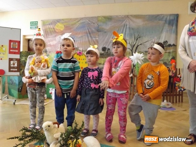 Zdjęcie w galerii na portalu naszwodzislaw.com: Przedszkolaki z Połomi uczyły się w Osinach wielkanocnych tradycji wiadomości z regionu