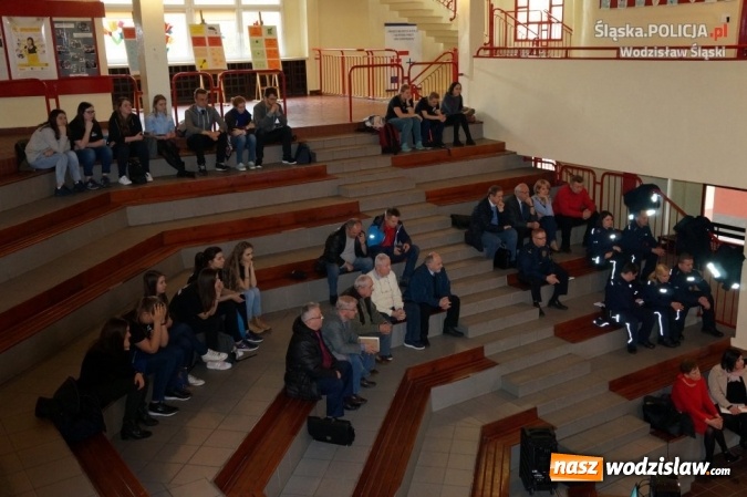 Zdjęcie w galerii na portalu naszwodzislaw.com:  Porozmawiajmy o bezpieczeństwie - możesz mieć na nie wpływ! Debata w Gimnazjum Mistrzostwa Sportowego  wiadomości z regionu