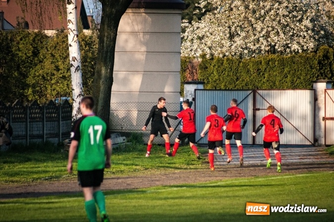 Zdjęcie w galerii na portalu naszwodzislaw.com: Klasa okręgowa: Podwójny pech Naprzodu  wiadomości z regionu