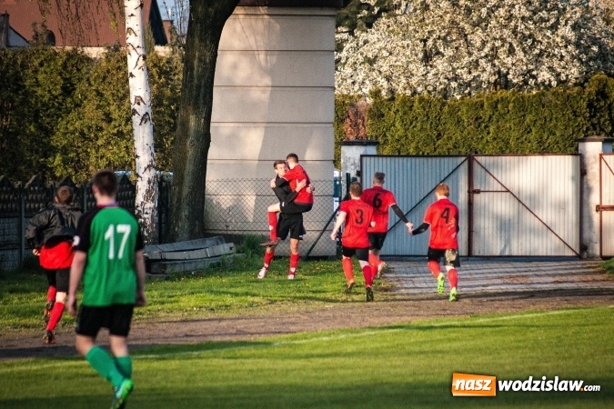 Zdjęcie w galerii na portalu naszwodzislaw.com: Klasa okręgowa: Podwójny pech Naprzodu  wiadomości z regionu