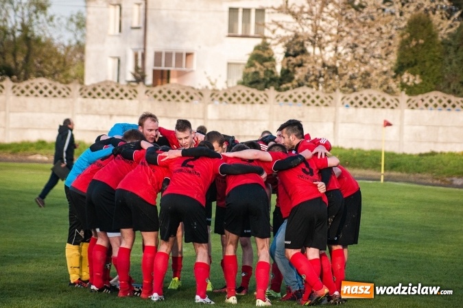 Zdjęcie w galerii na portalu naszwodzislaw.com: Klasa okręgowa: Podwójny pech Naprzodu  wiadomości z regionu