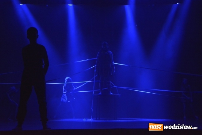 Zdjęcie w galerii na portalu naszwodzislaw.com: Wojownik światła na deskach WCK wiadomości z regionu