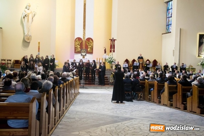 Zdjęcie w galerii na portalu naszwodzislaw.com: Koncert w hołdzie Ojcu Świętemu Janowi Pawłowi Wielkiemu wiadomości z regionu