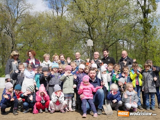 Zdjęcie w galerii na portalu naszwodzislaw.com: 760 drzew na 760-lecie Wodzisławia Śląskiego. Nowe nasadzenia na terenie miasta wiadomości z regionu
