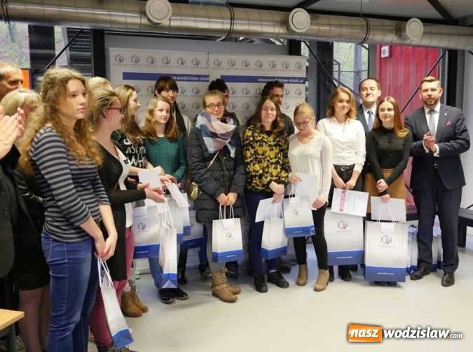 Zdjęcie w galerii na portalu naszwodzislaw.com: Start jubileuszowej wystawy prac uczniów Liceum Plastycznego wiadomości z regionu