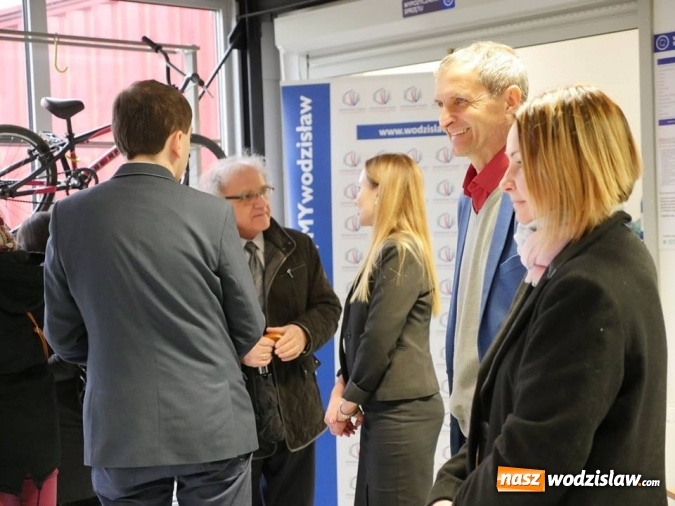 Zdjęcie w galerii na portalu naszwodzislaw.com: Start jubileuszowej wystawy prac uczniów Liceum Plastycznego wiadomości z regionu