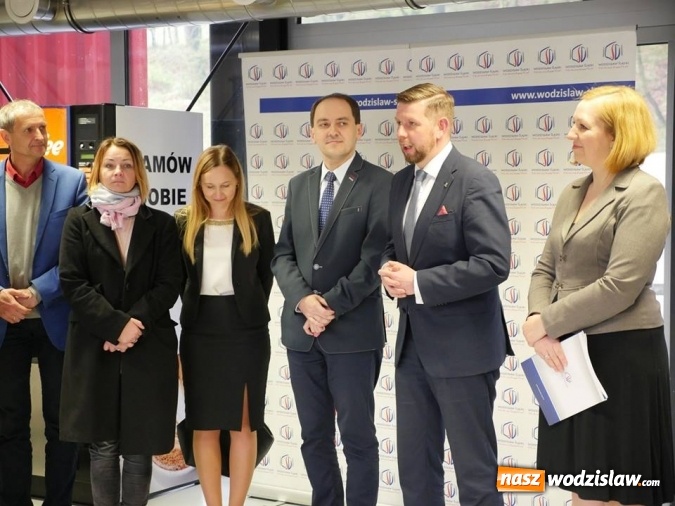 Zdjęcie w galerii na portalu naszwodzislaw.com: Start jubileuszowej wystawy prac uczniów Liceum Plastycznego wiadomości z regionu