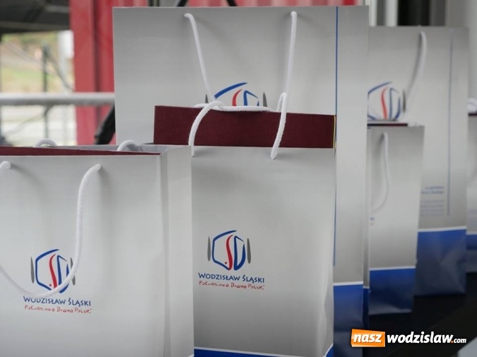 Zdjęcie w galerii na portalu naszwodzislaw.com: Start jubileuszowej wystawy prac uczniów Liceum Plastycznego wiadomości z regionu