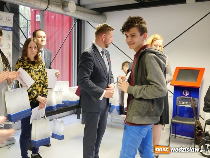 Zdjęcie w galerii na portalu naszwodzislaw.com: Start jubileuszowej wystawy prac uczniów Liceum Plastycznego wiadomości z regionu