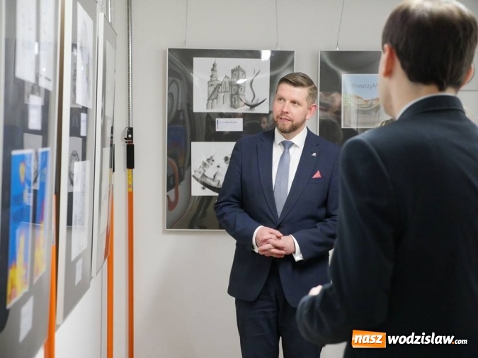 Zdjęcie w galerii na portalu naszwodzislaw.com: Start jubileuszowej wystawy prac uczniów Liceum Plastycznego wiadomości z regionu