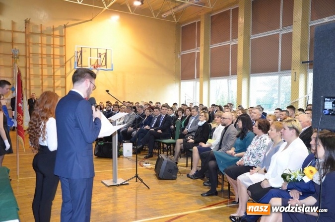 Zdjęcie w galerii na portalu naszwodzislaw.com: Maturzyści pożegnali szkoły wiadomości z regionu