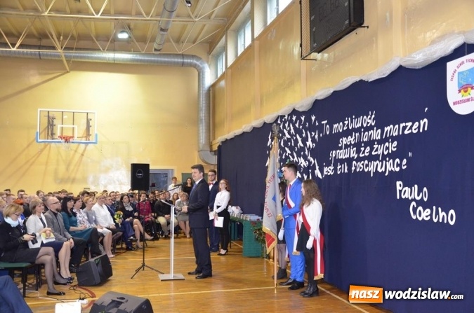 Zdjęcie w galerii na portalu naszwodzislaw.com: Maturzyści pożegnali szkoły wiadomości z regionu