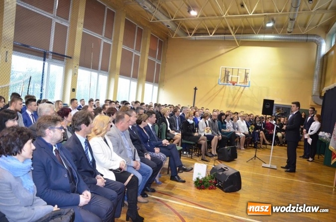 Zdjęcie w galerii na portalu naszwodzislaw.com: Maturzyści pożegnali szkoły wiadomości z regionu