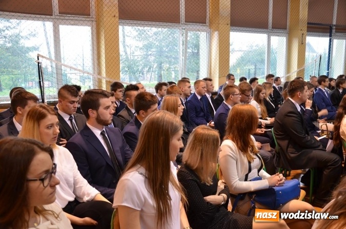 Zdjęcie w galerii na portalu naszwodzislaw.com: Maturzyści pożegnali szkoły wiadomości z regionu