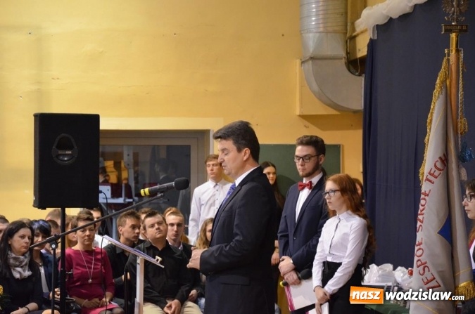 Zdjęcie w galerii na portalu naszwodzislaw.com: Maturzyści pożegnali szkoły wiadomości z regionu