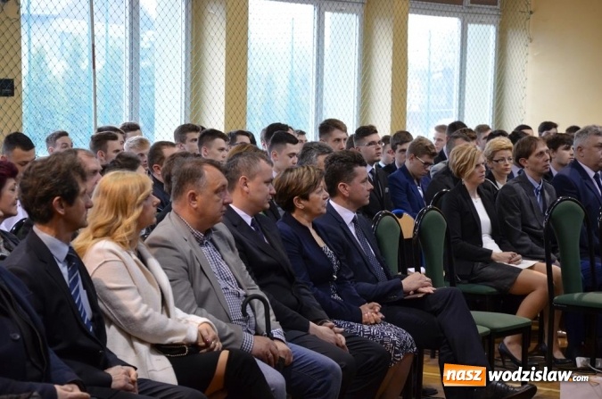 Zdjęcie w galerii na portalu naszwodzislaw.com: Maturzyści pożegnali szkoły wiadomości z regionu