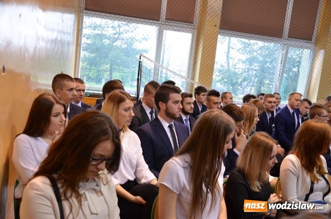 Zdjęcie w galerii na portalu naszwodzislaw.com: Maturzyści pożegnali szkoły wiadomości z regionu