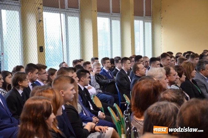 Zdjęcie w galerii na portalu naszwodzislaw.com: Maturzyści pożegnali szkoły wiadomości z regionu