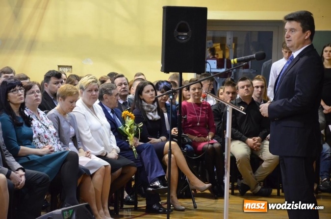 Zdjęcie w galerii na portalu naszwodzislaw.com: Maturzyści pożegnali szkoły wiadomości z regionu