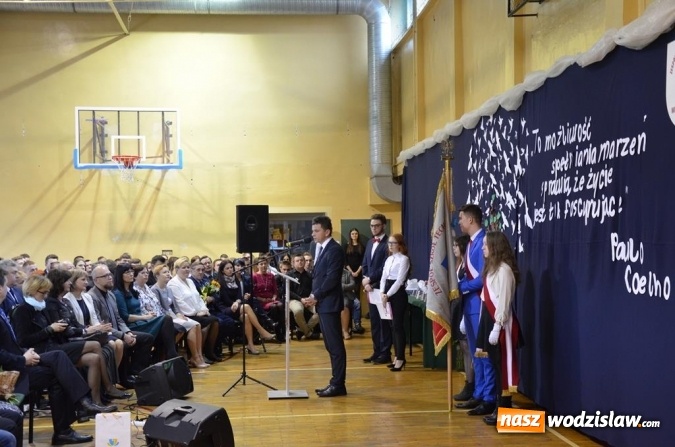 Zdjęcie w galerii na portalu naszwodzislaw.com: Maturzyści pożegnali szkoły wiadomości z regionu