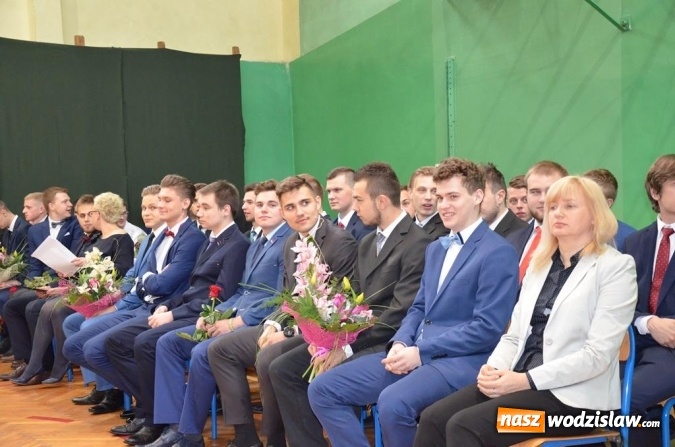 Zdjęcie w galerii na portalu naszwodzislaw.com: Maturzyści pożegnali szkoły wiadomości z regionu