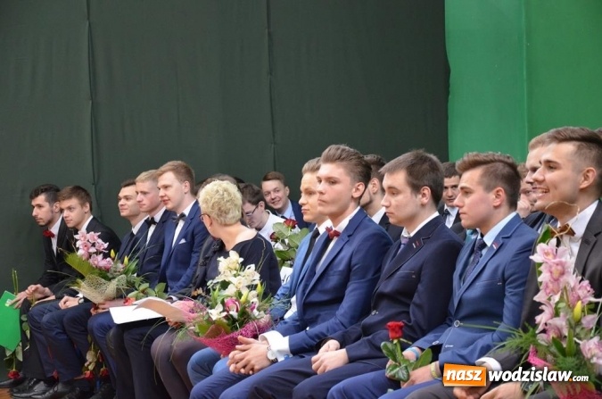 Zdjęcie w galerii na portalu naszwodzislaw.com: Maturzyści pożegnali szkoły wiadomości z regionu