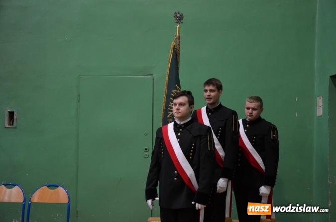 Zdjęcie w galerii na portalu naszwodzislaw.com: Maturzyści pożegnali szkoły wiadomości z regionu