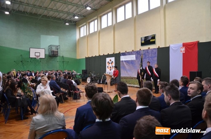 Zdjęcie w galerii na portalu naszwodzislaw.com: Maturzyści pożegnali szkoły wiadomości z regionu