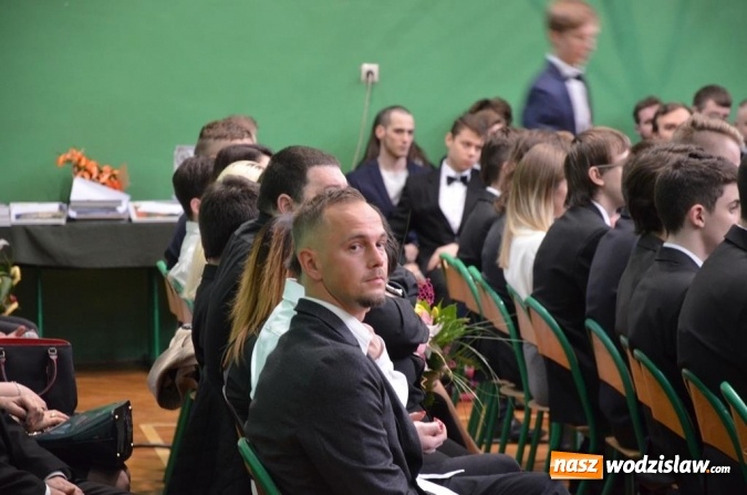 Zdjęcie w galerii na portalu naszwodzislaw.com: Maturzyści pożegnali szkoły wiadomości z regionu