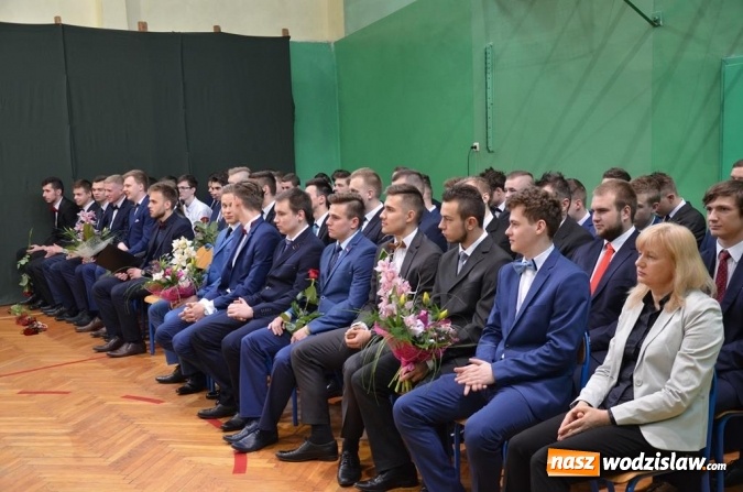 Zdjęcie w galerii na portalu naszwodzislaw.com: Maturzyści pożegnali szkoły wiadomości z regionu