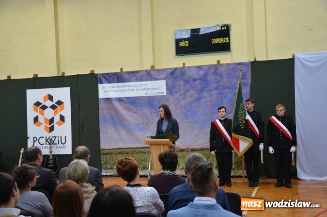 Zdjęcie w galerii na portalu naszwodzislaw.com: Maturzyści pożegnali szkoły wiadomości z regionu