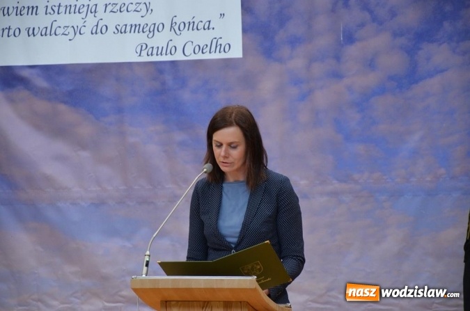 Zdjęcie w galerii na portalu naszwodzislaw.com: Maturzyści pożegnali szkoły wiadomości z regionu