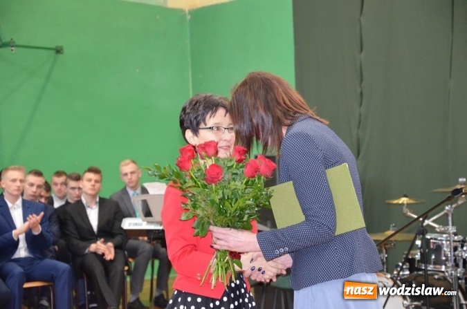 Zdjęcie w galerii na portalu naszwodzislaw.com: Maturzyści pożegnali szkoły wiadomości z regionu