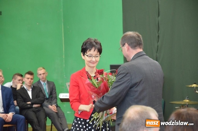 Zdjęcie w galerii na portalu naszwodzislaw.com: Maturzyści pożegnali szkoły wiadomości z regionu