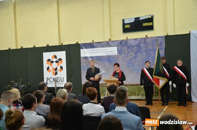 Zdjęcie w galerii na portalu naszwodzislaw.com: Maturzyści pożegnali szkoły wiadomości z regionu