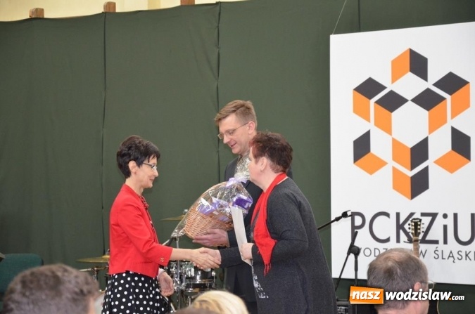 Zdjęcie w galerii na portalu naszwodzislaw.com: Maturzyści pożegnali szkoły wiadomości z regionu