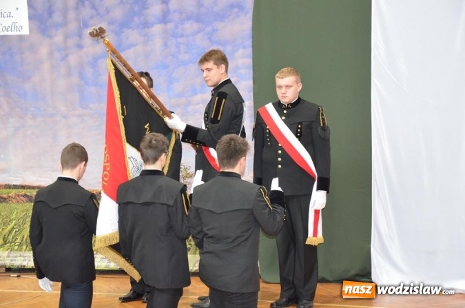 Zdjęcie w galerii na portalu naszwodzislaw.com: Maturzyści pożegnali szkoły wiadomości z regionu