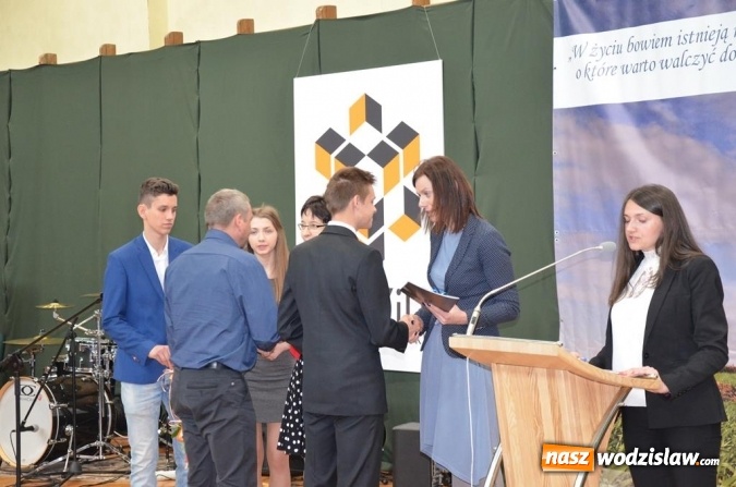 Zdjęcie w galerii na portalu naszwodzislaw.com: Maturzyści pożegnali szkoły wiadomości z regionu