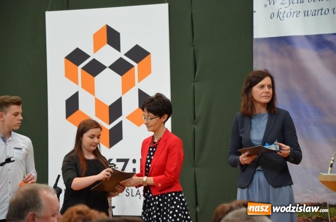 Zdjęcie w galerii na portalu naszwodzislaw.com: Maturzyści pożegnali szkoły wiadomości z regionu